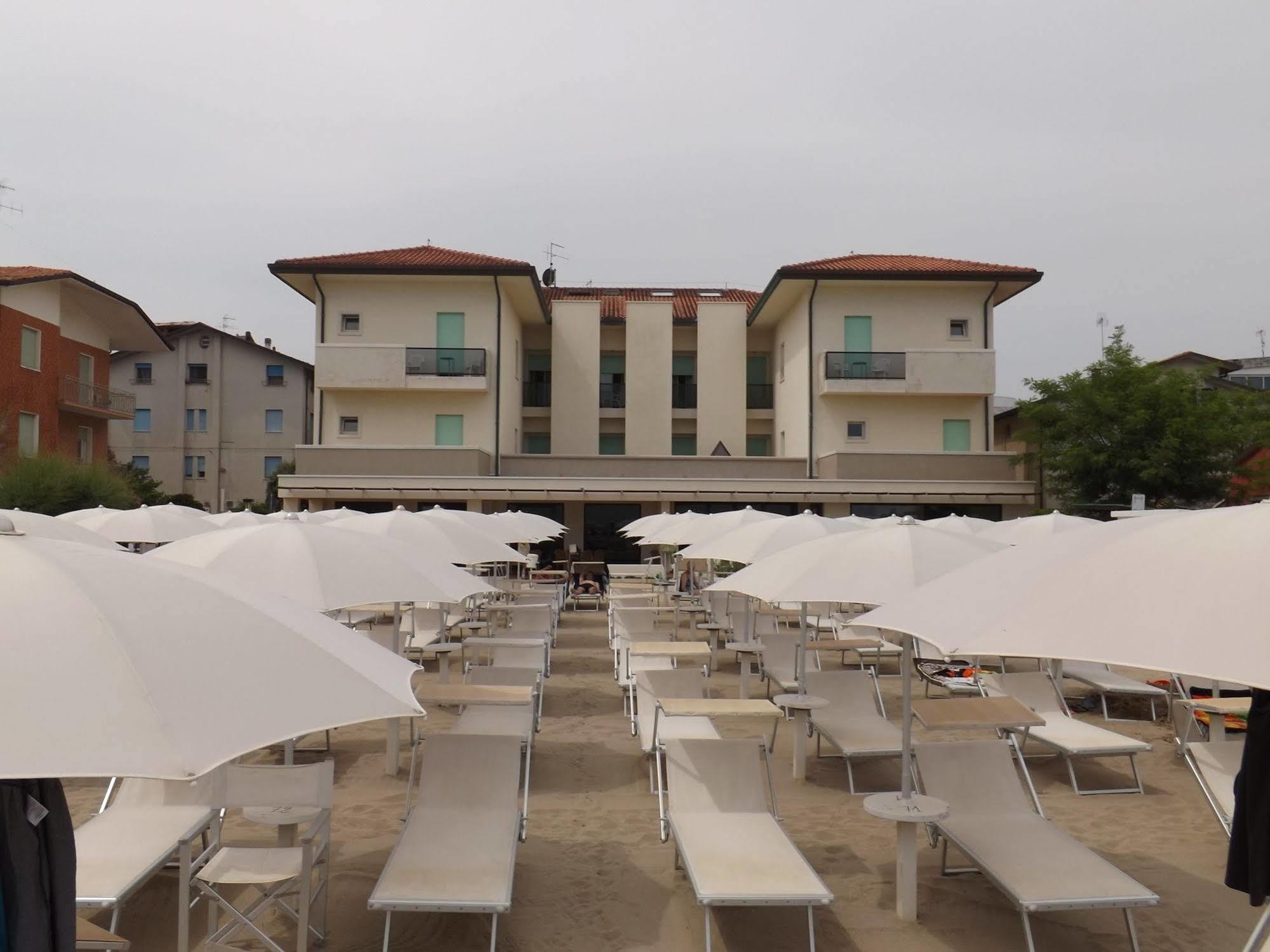 Hotel Vienna San Mauro Mare Exterior photo